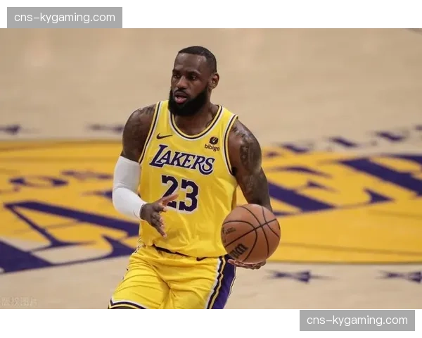 镜头捕捉：詹姆斯在暂停期间为浓眉按摩肩膀，交流战术