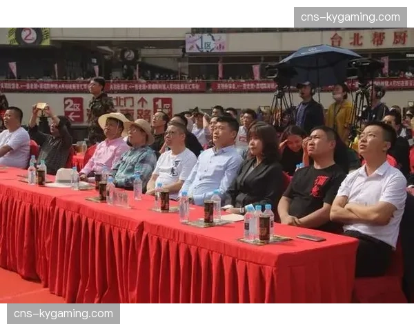 一位聋哑球迷展示其定制平板电脑，通过实时字幕“聆听”现场解说员的激情解说